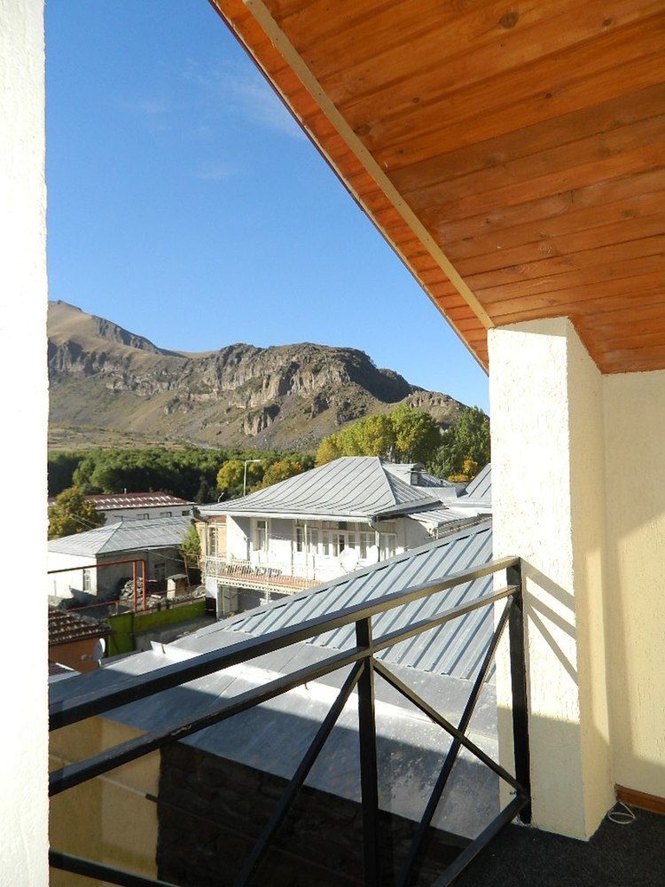 Uptown Boutique Kazbegi Otel Dış mekan fotoğraf